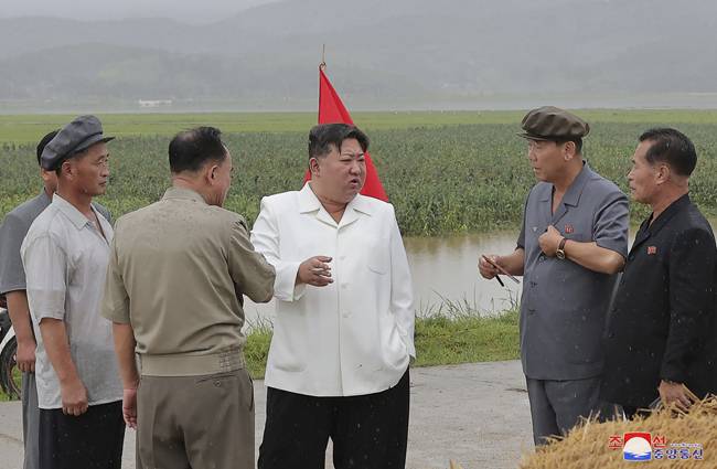 북한 조선중앙통신이 지난 14일 공개한 사진에서 김정은(가운데) 북한 국무위원장이 제6호 태풍 ‘카눈’으로 피해를 본 강원도 안변군 오계리를 찾아 피해 복구 현지 지도를 하고 있다. 뉴시스