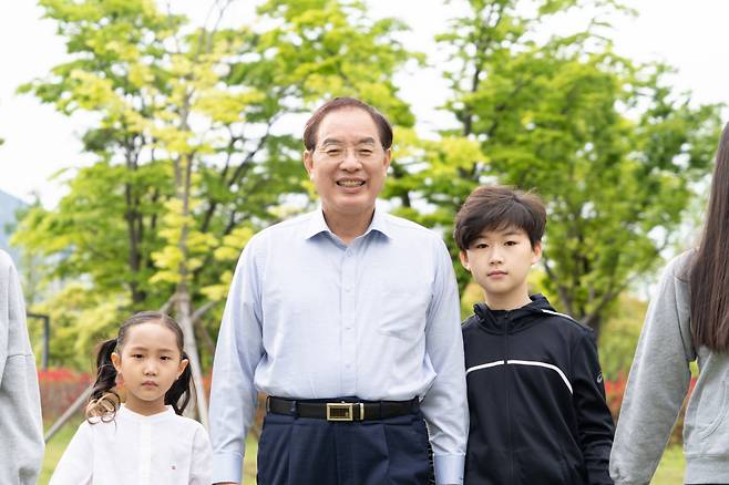 학생들 편에 서서 늘 소통하는 하윤수 부산시교육감. [사진=부산교육청]