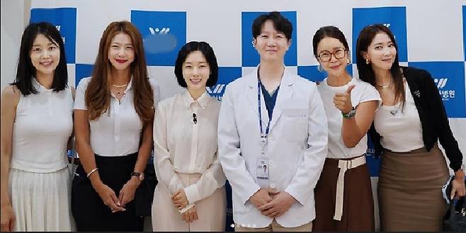 배우 오윤아(맨 오른쪽)가 최근 자신의 SNS에 연예계 지인들과 해당 병원을 찾은 소식을 전하기도 했다. 왼쪽부터 한지혜, 이윤미, 이정현, 박유정씨, 백지영, 오윤아. [오윤아 SNS 갈무리]