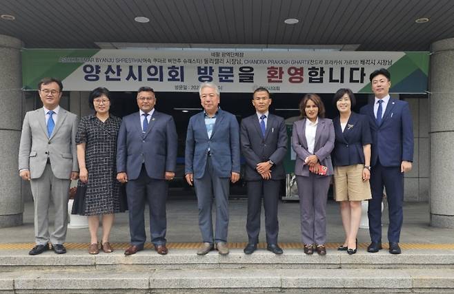 네팔 둘리켈시 시장과 배리시 시장이 지난 16일 양산시의회를 방문해 김성훈 부산외대 특임교수, 이종희 양산시의회 의장 등과 기념사진을 찍고 있다. [사진=임순택 기자]