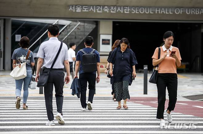 [서울=뉴시스] 정병혁 기자 = 목요일인 17일은 낮 최고기온이 33도까지 오르는 무더운 날씨가 예상되는 가운데, 습도가 높아 체감온도는 더 높을 것으로 전망된다. 일부 지역에는 최대 60㎜의 소나기가 오는 곳이 있겠다. 사진은 지난 16일 서울 중구 세종대로에서 시민들이 이동하고 있는 모습. 2023.08.16. jhope@newsis.com