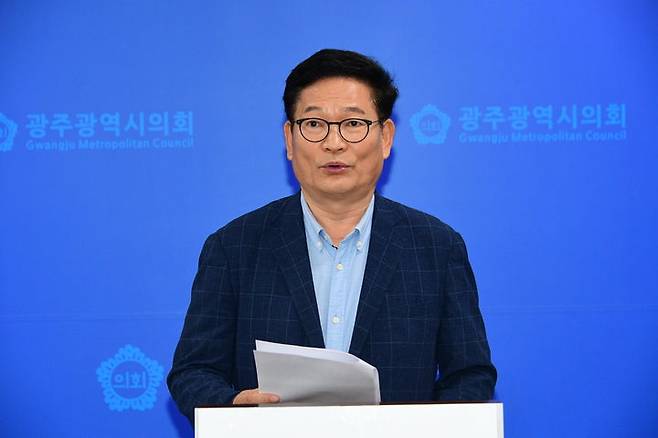 [광주=뉴시스] 송창헌 기자 ='2021년 더불어민주당 전당대회 돈 봉투 살포 의혹'을 수사하고 있는 검찰이 17일 수수 의원을 특정과 관련해 송영길 전 대표의 전직 비서를 압수수색하고 있다. 사진은 송 전 대표가 지난 14일 광주시의회에서 기자회견을 하는 모습. 2023.08.14 goodchang@newsis.com *재판매 및 DB 금지