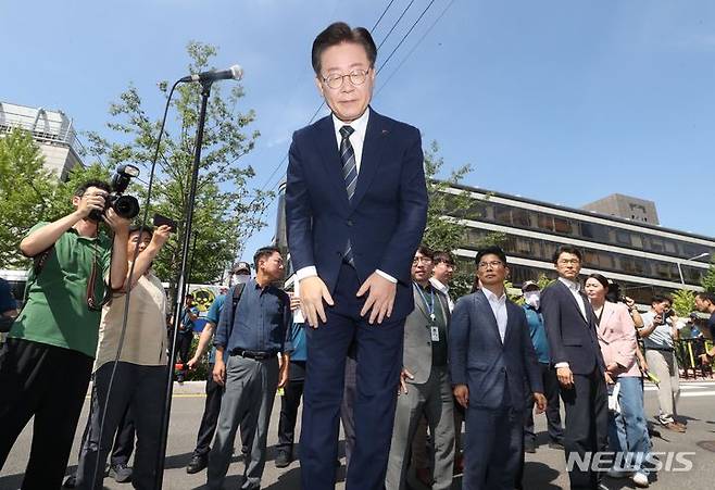 [서울=뉴시스] 조성봉 기자= '백현동 특혜 의혹'과 관련해 특경법상 배임 혐의를 받고 있는 이재명 더불어민주당 대표가 17일 오전 서울 서초구 서울중앙지검에 출석하기 전 지지자들에게 허리숙여 인사를 하고 있다. 2023.08.17. suncho21@newsis.com