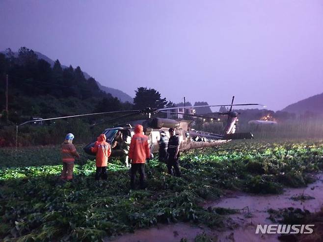 포천시의 한 콩밭에 비상 착륙한 헬기. (사진=독자 제공)