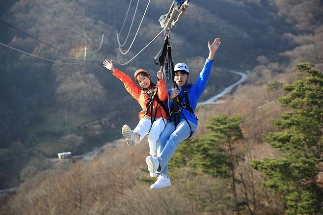 [함양=뉴시스] 함양군청 집라인 *재판매 및 DB 금지 *재판매 및 DB 금지