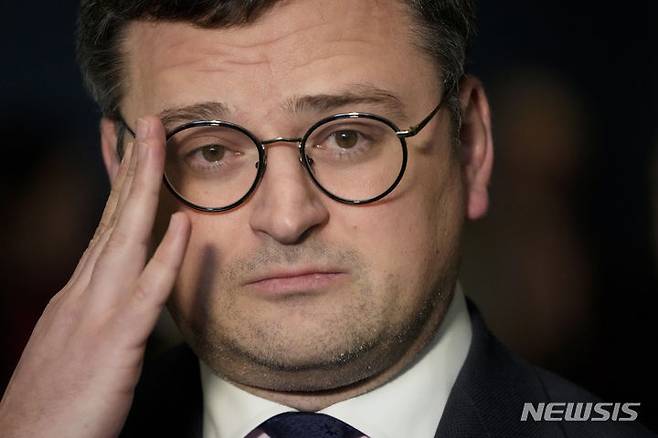 [유엔본부=AP/뉴시스]지난 2월23일 뉴욕 유엔본부에서 기자들과 만나고 있는 드미트로 쿨레바 우크라이나 외무장관의 모습. 그는 러시아가 점령한 모든 우크라이나 영토에서 러시아군을 격퇴시킬 때까지 서방으로부터 무기와 탄약이 꾸준히 공급돼야 한다고 말했다고 AFP 통신이 17일 보도했다. 2023.08.17.