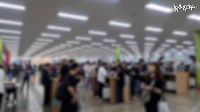 지난 7월 16일 저녁 쿠팡 동탄 물류센터 내부 모습. 일하러 온 야간 노동자로 가득하다. 지난 2019년 국제암연구소는 야간 노동을 그룹 2A 발암물질(인간에 대한 발암 추정 물질)로 규정했다.&nbsp;