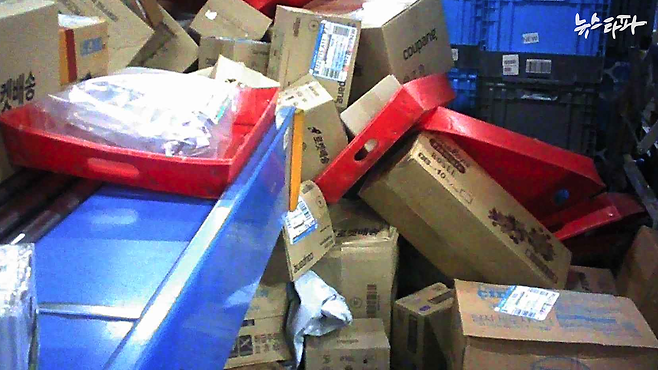 7월 31일 새벽 3시 반쯤, 주문 물량이 과부하되며 컨베이어 벨트 옆으로 박스 수십 개가 넘어가 버렸다.