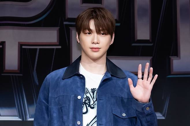 가수 강다니엘이 17일 오전 서울 마포구 DMC타워에서 열린 엠넷 '스트릿 우먼 파이터 2' 제작발표회에서 포즈를 취하고 있다. CJ ENM 제공