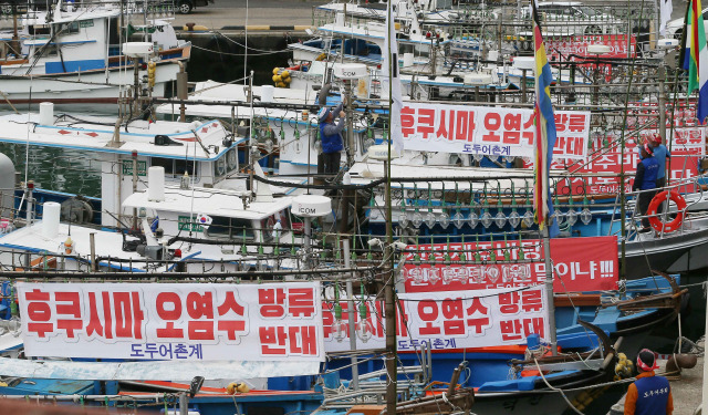 ▲지난 5월 제주시 도두항에서 도두어부회와 해녀 등 150여명이 일본 원전 오염수 방류를 반대하는 시위를 벌이고 있다. ⓒ연합뉴스