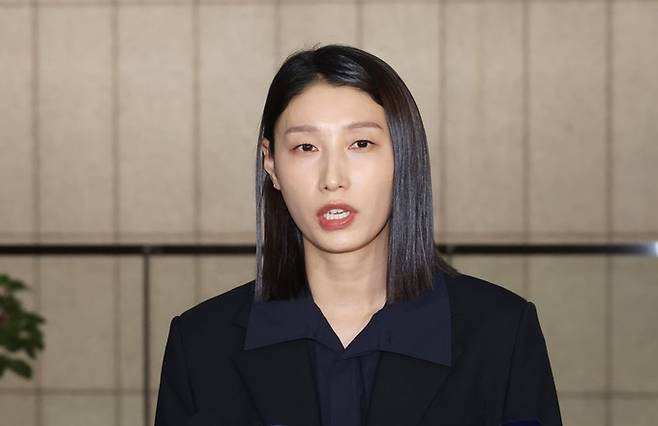 김연경(위 사진)이 10일 서울 송파구 올림픽파크텔 대한체육회에서 열린 IOC 선수위원 후보 선발 관련 평가위원회 면접을 앞두고 취재진과 인터뷰를 하고 있다. 서울=연합