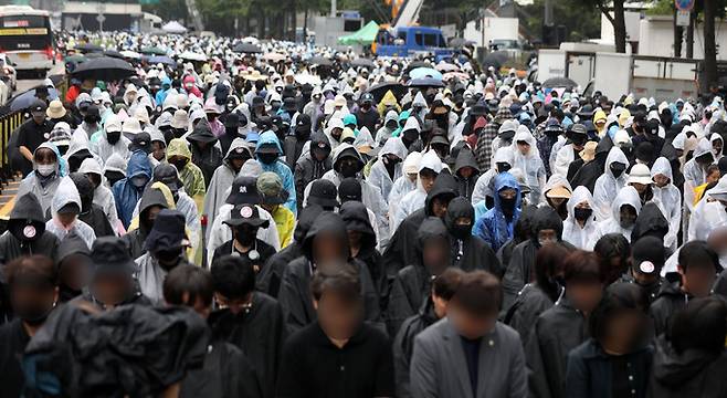 초중고 교사들이 지난 12일 서울 종로구 종각 일대에서 열린 안전한 교육환경을 위한 법 개정, 민원창구 일원화 및 악성 민원인 방지 방안 마련, 교사 생활지도권 보장, 정서행동 위기학생 지원책 마련 촉구집회에서 학부모의 악성 민원과 괴롭힘으로 추정되는 이유로 스스로 목숨을 끊은 서이초등학교 교사를 추모하고 있다. 뉴시스