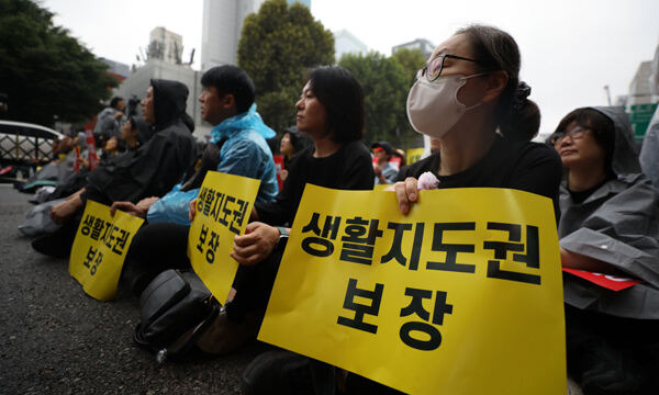 지난 12일 초중고 교사들이 서울 종로구 종각 일대에서 집회를 열고 안전한 교육환경을 위한 법 개정, 민원창구 일원화 및 악성 민원인 방지 방안 마련, 교사 생활지도권 보장, 정서행동 위기학생 지원책 마련 등을 촉구하고 있다. 뉴시스