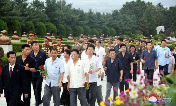 북한이 ‘광복절 78주년’을 맞아 지난 15일 대성산혁명사릉에 화환이 진정됐다고 조선중앙통신이 16일 보도했다. 통신은 김덕훈 내각총리, 최룡해 최고인민회의 상임위원회 위원장을 비롯한 당과 정부, 군부의 간부들이 참석했다고 전했다.