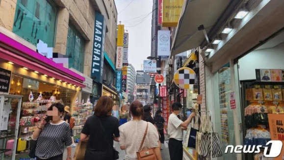 서울 종로구 명동 거리에 상가들이 문을 열고 영업하고 있다. 2023.6.19 뉴스1