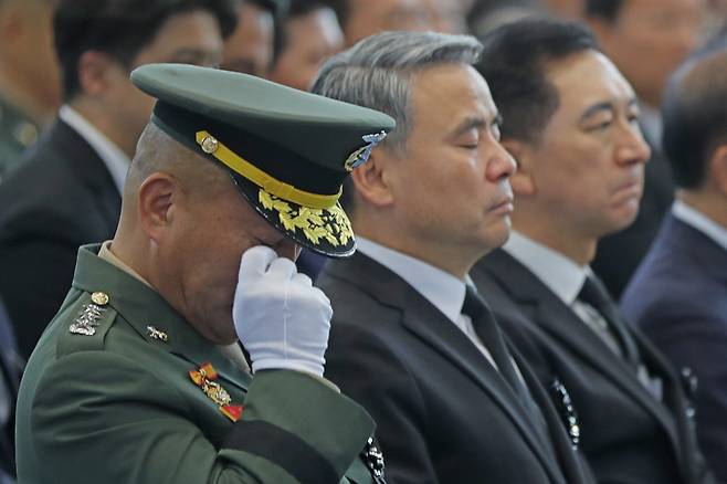 지난달 22일 경북 포항 해병대 1사단 체육관인 '김대식관'에서 열린 고 채수근 상병 영결식에서 김계환 해병대 사령관(왼쪽)이 눈물을 흘리고 있다. 채 상병은 지난 7월19일 오전 9시께 예천 내성천에서 실종자를 수색하던 중 급류에 휩쓸려 숨졌다.