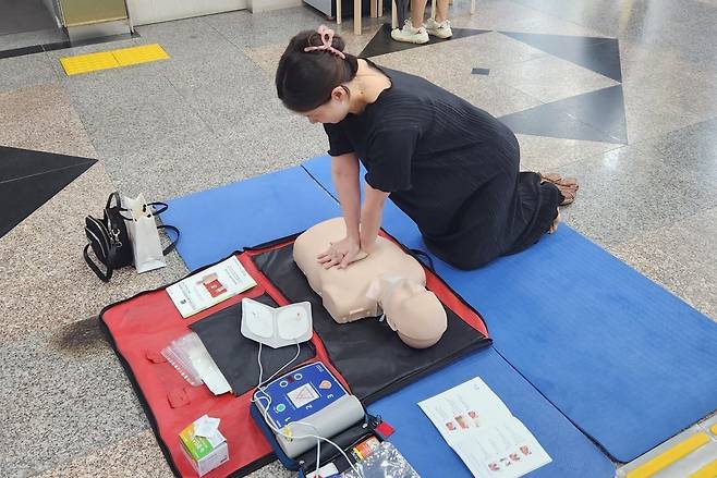 울산시설공단 동천국민체육센터가 오는 18일까지 ‘응급처치 체험의 날’을 운영하는 가운데 한 이용객이 심폐소생술을 체험하고 있다. 사진제공ㅣ울산시설공단