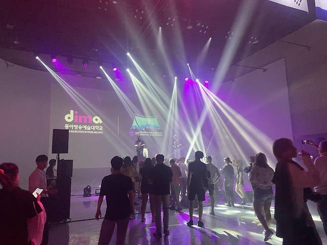 웰컴파티를 즐기는 북마케도니아와 크로아티아 대원들. 사진제공 l 동아방송예술대