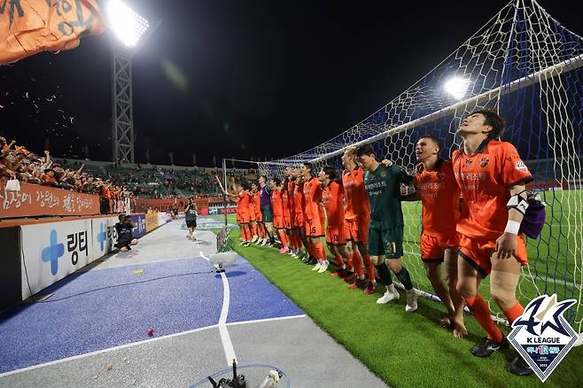 26라운드에서 울산을 꺾고 꼴찌에서 탈출한 강원 선수들 [한국프로축구연맹 제공. 재판매 및 DB 금지]