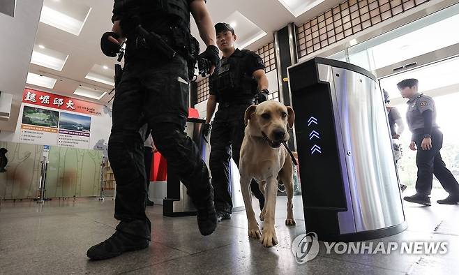 테러 예고 이메일에 대구시청 수색 (대구=연합뉴스) 윤관식 기자 = 16일 대구시청 산격청사에서 일본발로 추정되는 폭파 협박 이메일로 인해 경찰특공대와 탐지견이 폭발물 수색에 나서고 있다. 2023.8.16 psik@yna.co.kr