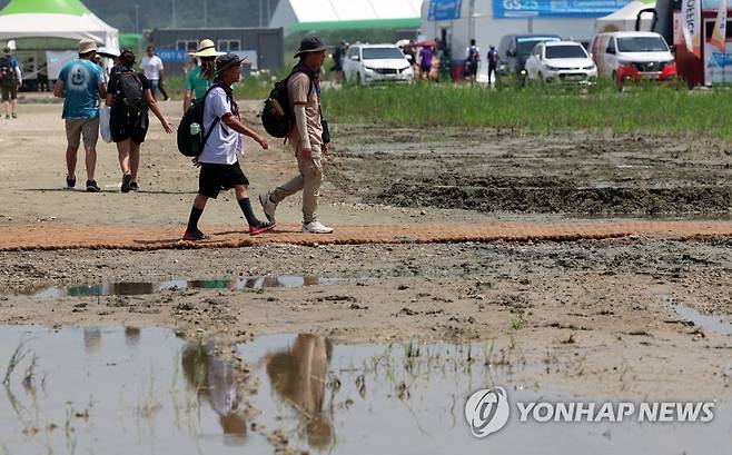 '오늘이 잼버리' (부안=연합뉴스) 정경재 기자 = 2023 새만금 세계스카우트 잼버리 개막일인 1일 전북 부안군 하서면 행사장 일부가 물에 잠겨 있다. 2023.8.1 jaya@yna.co.kr