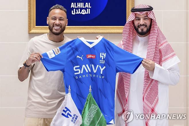 15일(현지시간) 알힐랄 입단 사진 찍은 네이마르 [Al Hilal Club Media Center via AP=연합뉴스]