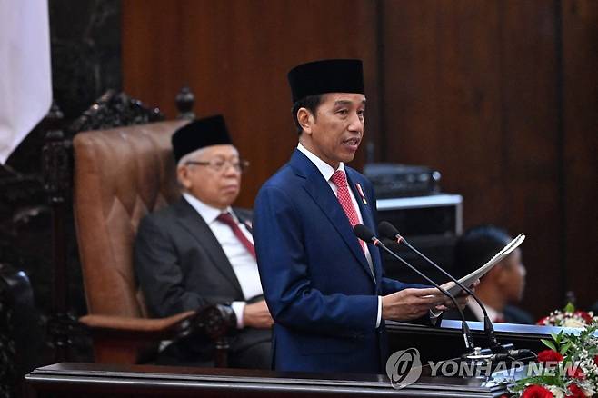 예산안 발표하는 조코 위도도 인도네시아 대통령 (자카르타 AFP=연합뉴스) 조코 위도도 인도네시아 대통령이 16일 국회에서 내년도 예산안에 대해 발표하고 있다. 2023.8.17. photo@yna.co.kr