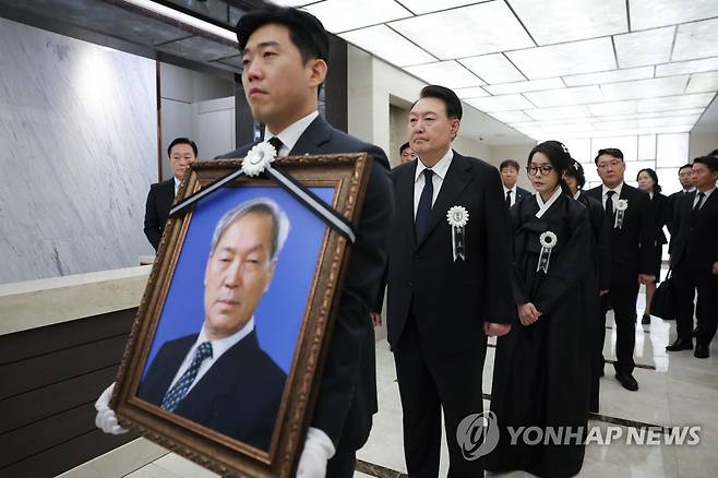 부친 발인식 참석한 윤석열 대통령 내외 (서울=연합뉴스) 진성철 기자 = 윤석열 대통령과 부인 김건희 여사가 17일 오전 서울 서대문구 신촌세브란스병원 장례식장에서 열린 부친 윤기중 연세대 명예교수의 발인식에 참석하고 있다. 2023.8.17 [대통령실 제공. 재판매 및 DB 금지] zjin@yna.co.kr