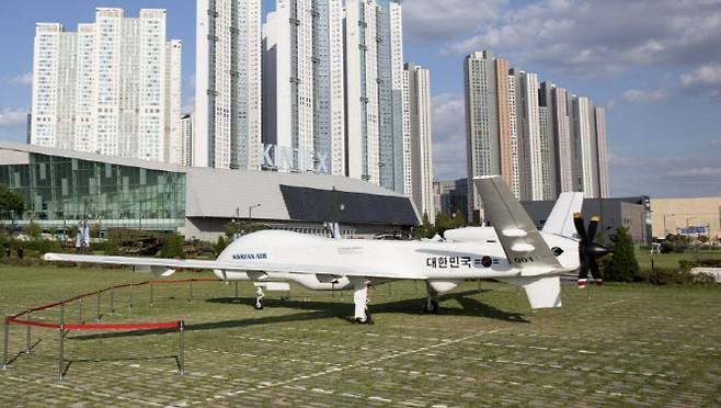 지난 해 일산 킨텍스에서 열린 대한민국 방위산업전(DX KOREA 2022)에서 대한항공이 중고도무인기 실물을 전시했다. (사진=대한항공)