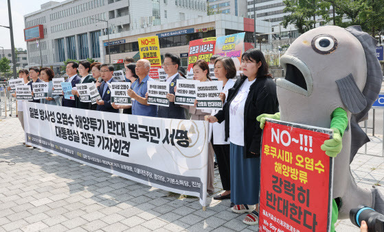 더불어민주당 김성환 의원이 18일 서울 용산구 대통령실 앞에서 열린 일본 방사성오염수 해양투기반대 서명용지 전달 야4당-시민사회 공동 기자회견에서 발언하고 있다. (사진=연합뉴스)