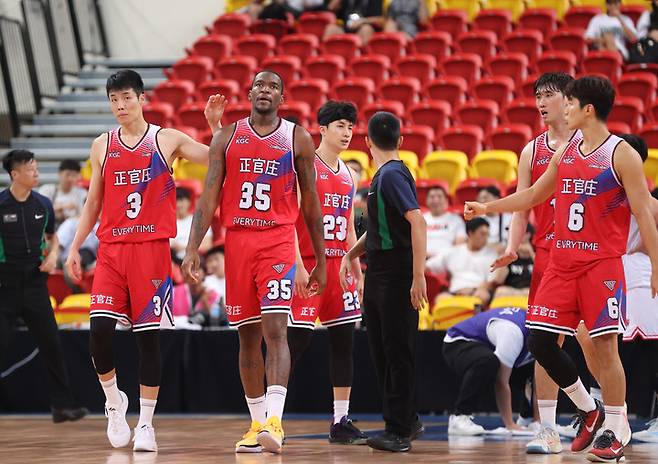 인삼공사가 필리핀 프로구단 레인오어샤인 엘라스토 페인터스를 꺾고 존스컵 4승 1패를 달렸다. [KBL 제공]