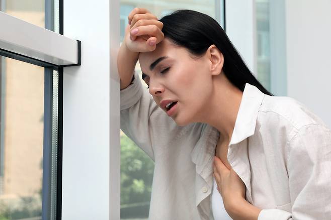 땀이 많이 나서 탈수 현상이 일어나면 현기증과 같은 어지럼증이 쉽게 발생한다. [사진= 게티이미지뱅크]