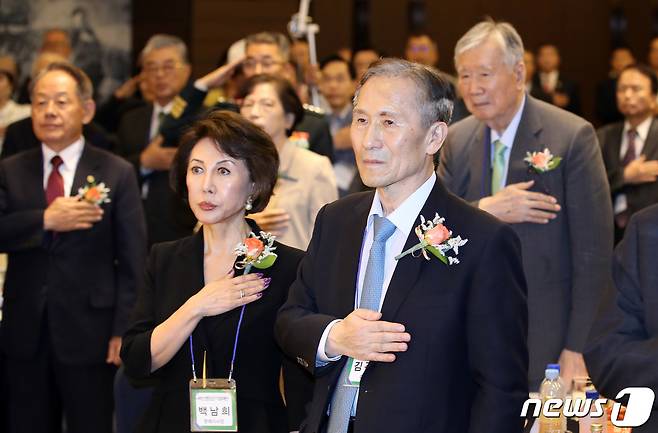 김관진 백선엽장군기념재단 이사장과 백남희 명예이사장이 30일 서울 영등포구 공군호텔에서 열린 '백선엽장군기념재단 창립대회'에서 국기에 대한 경례를 하고 있다. 2023.6.30/뉴스1 ⓒ News1 박지혜 기자