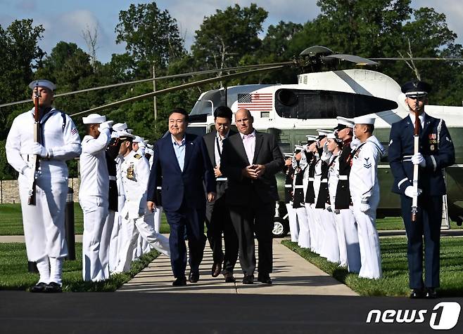 윤석열 대통령이 18일(현지시간) 미국 대통령 별장인 캠프 데이비드에 도착했다.  ⓒ AFP=뉴스1