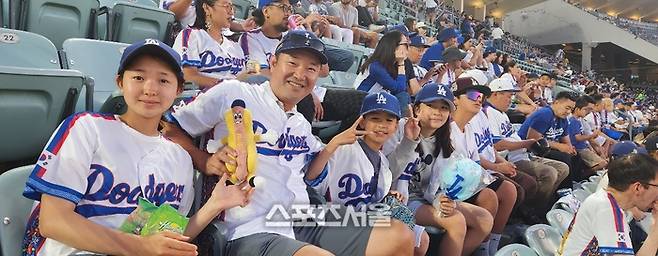 18일 다저스의 한국의 날 행사에 맞춰 로스앤젤레스 인근 사우전드 옥스에서 다저스타디움을 방문한 신욱 씨 가족. 다저스타디움=문상열전문기자