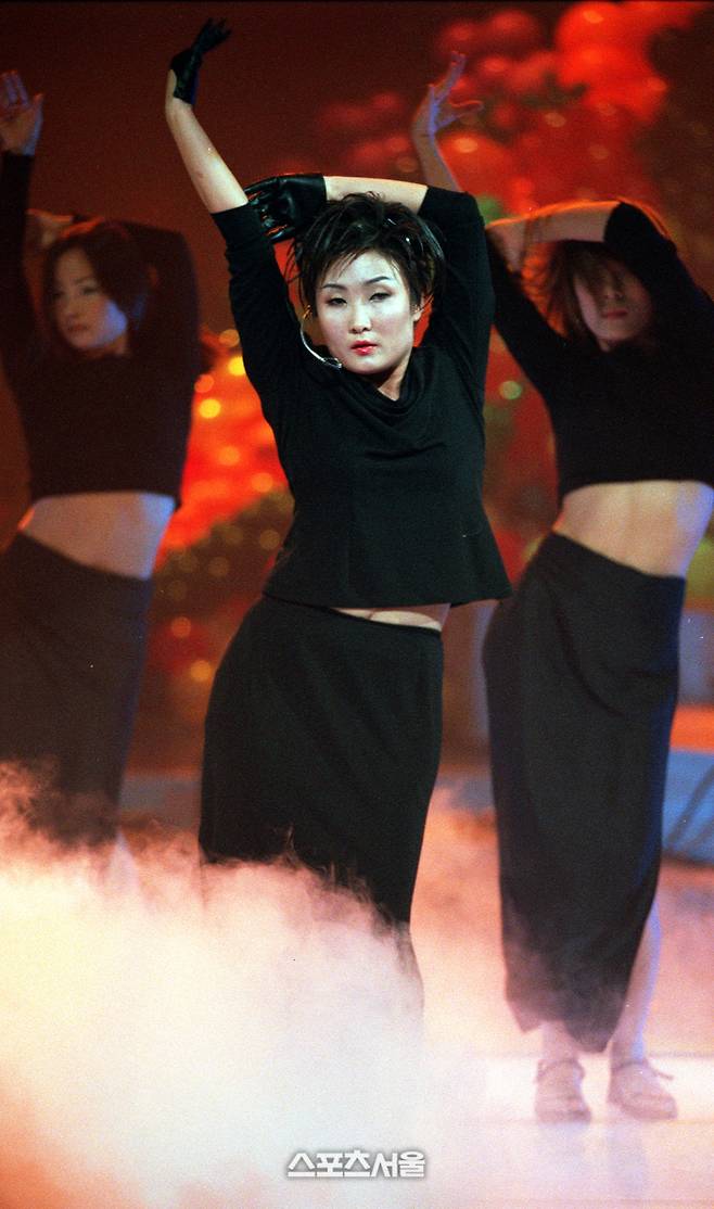 2000년 추석특집 올스타가요제에서 박지윤의 성인식을 노래하는 박경림.  사진 | 스포츠서울DB