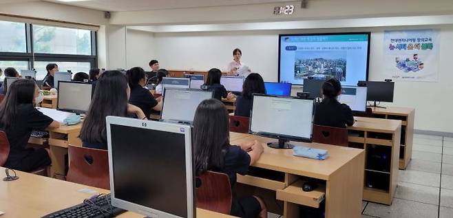 지난 17일 종로구 상명대학교사범대학부속여자중학교에서 진행된 현대엔지니어링 창의교육 ‘뉴 시티 온 더 블록’에서 현대엔지니어링 임직원 강사가 청소년들에게 스마트 시티에 대한 강의를 진행하고 있다.[사진 제공=현대엔지니어링]