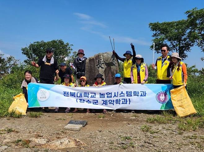 전북대 농업시스템학과 학생들은 지난 15~16일 장수군 곳곳에서 환경 정화 활동과 빵 나눔 봉사를 펼쳤다.[사진 제공=장수군]