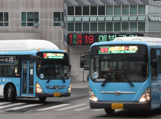 부산시는 "시내버스 14~25%, 지하철 20~23%의 요금을 인상하기로 했다"고 18일 밝혔다. 시내버스 운행 모습./뉴스1