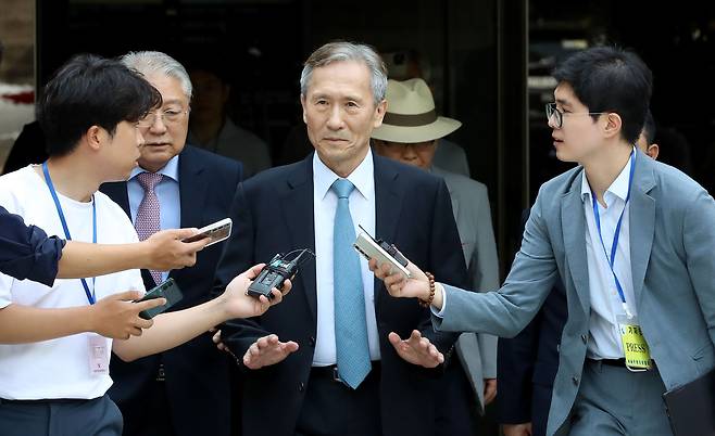 이명박정부 시절 군 사이버사령부의 정치 관여 활동에 개입한 혐의로 기소된 김관진 전 국방부 장관이 18일 오전 서울 서초구 서울고등법원에서 열린 군형법상 정치관여 혐의 등 파기환송심 선고공판에서 징역 2년을 선고 받은 뒤 법정을 나서고 있다./뉴스1