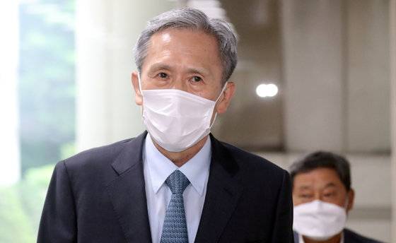김관진 전 국방장관이 6월 25일 서울 서초구 서울고등법에서 열린 정치관여 등 항소심 공판기일에 출석하고 있다. 2020.6.25 뉴스1
