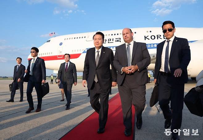 윤석열 대통령이 한미일 정상회의에 참석하기 위해 17일(현지시간) 미국 워싱턴DC 인근 앤드루스 공군기지에 도착, 로젠스바이그 의전장 대행과 함께 이동하고 있다.  최혁중 기자 sajinman@donga.com