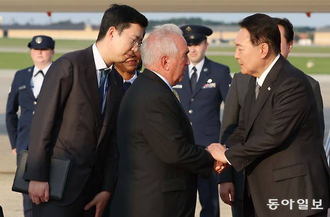 윤석열 대통령이 공군 1호기에서 내린 뒤 영접을 나온 로젠스바이그 의전장 대행, 존 틸럴리 한국전참전기념비재단(KWVMF) 이사장, 이주추크우 앤드루스 공군기지 공군 의료자문관 등과 인사하고 있다. 최혁중 기자 sajinman@donga.com