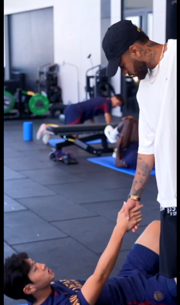 17일 PSG 홈페이지에서 공개된 네이마르의 작별 인사 영상. 네이마르는 선수들과 포옹을 나누며 마지막 인사를 건넸다. 이강인과 악수하며 대화를 나누고 있는 네이마르의 모습. 사진=PSG SNS 갈무리