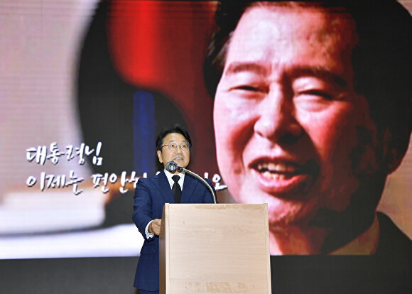 강기정 광주시장이 18일 김대중 전 대통령 서거 14주기 추도식에서 추도사를 하고 있다 [사진=광주광역시]