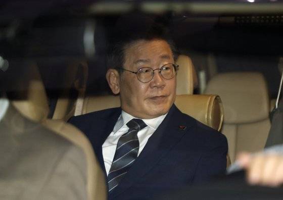 이재명 더불어민주당 대표가 18일 자정쯤 12시간 30분 가량 걸린 검찰 조사를 마치고 귀가하고 있다. 연합뉴스