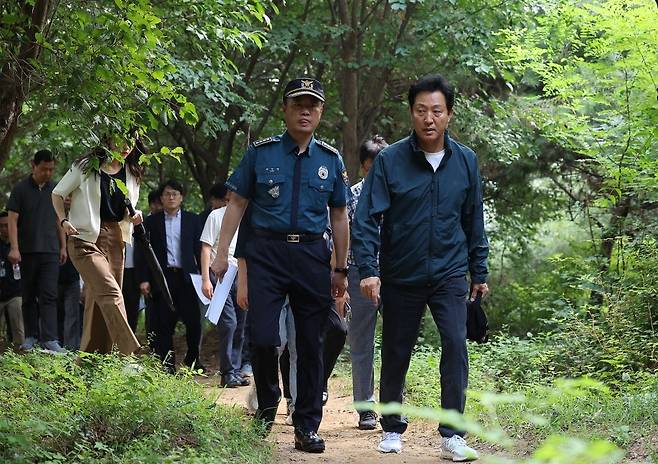 오세훈 서울시장이 18일 오후 성폭행 사건이 일어난 서울 관악구 신림동 소재 야산 등산로를 찾아 박민영 관악경찰서장과 현장을 둘러보고 있다. 사진=뉴스1