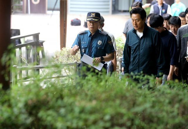 오세훈 서울시장이 18일 오후 전날 성폭행 사건이 발생한 서울 관악구 신림동의 둘레길을 찾아 박민영 관악경찰서장으로부터 브리핑을 받고 있다. 연합뉴스