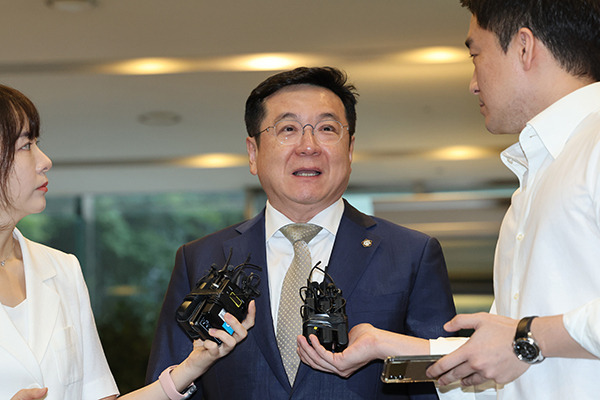 Lee Chan-hee, head of Samsung’s corporate compliance monitoring committee, answers reporters’ questions as he enters the Samsung Life Insurance Seocho Tower in Seoul on the morning of the 18th to attend a temporary meeting held to discuss Samsung’s return to the Federation of Korean Industries. [Photo by Yonhap]