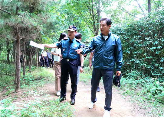 오세훈 서울시장(사진 오른쪽)이 18일(금) 오후 관악산 등산로 범죄현장으로 이동 중에 박민영 관악경찰서장(사진 왼쪽)으로부터 설명 듣고 있다.(자료=서울시)